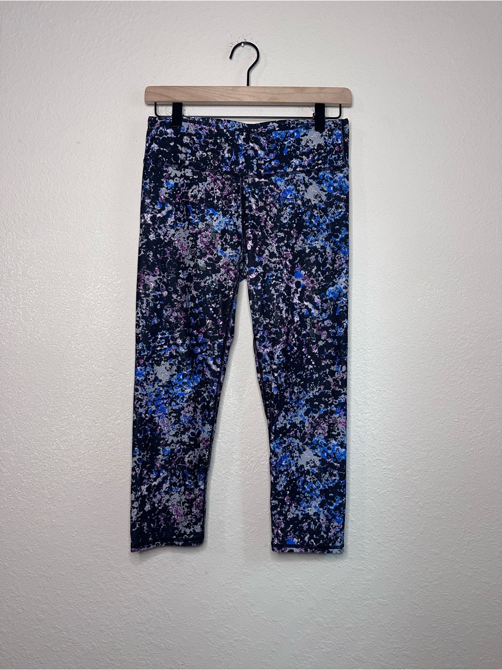 Fabletics Abstract Splatter Print Cropped Leggings - Blue & Purple Size Small
